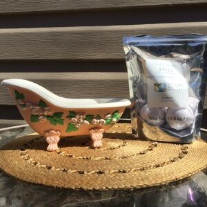 Adorable Ceramic Bathtub Decor w/ (3) New Bath Fizzers